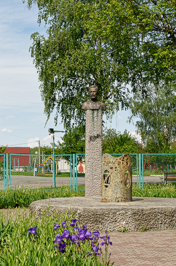 Памятник археологу Викентию Хвойке