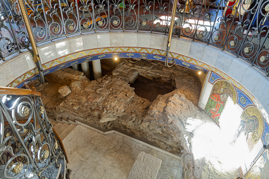 Остатки крестильни